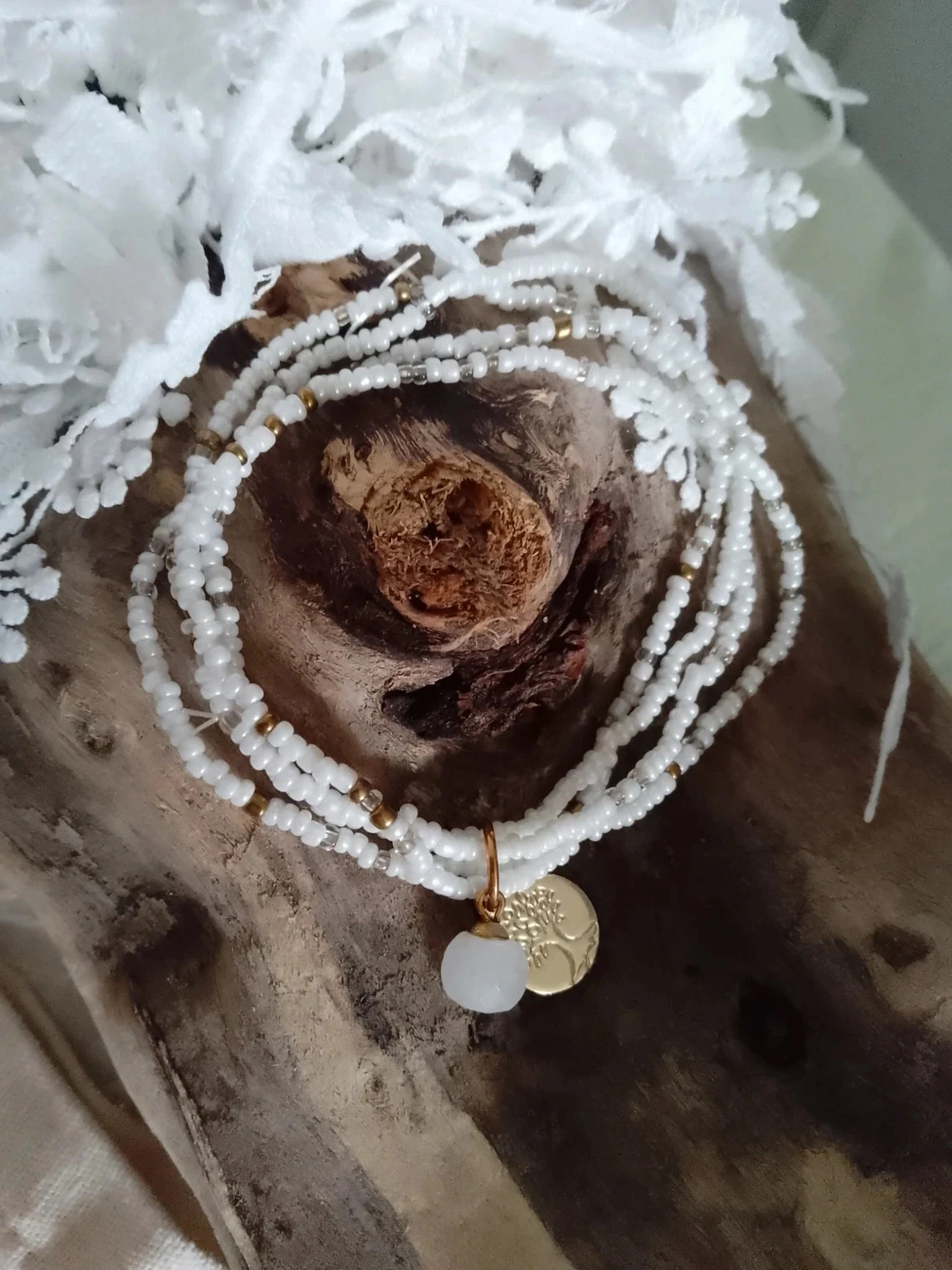 Bracelet multirangs avec médaillon doré et pierre de calcédoine blanche – photo 2
